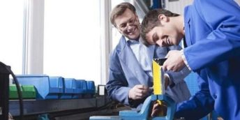 Elevii și agenții economici implicați în învățământul dual vor beneficia de mai multe facilități oferite de Guvern